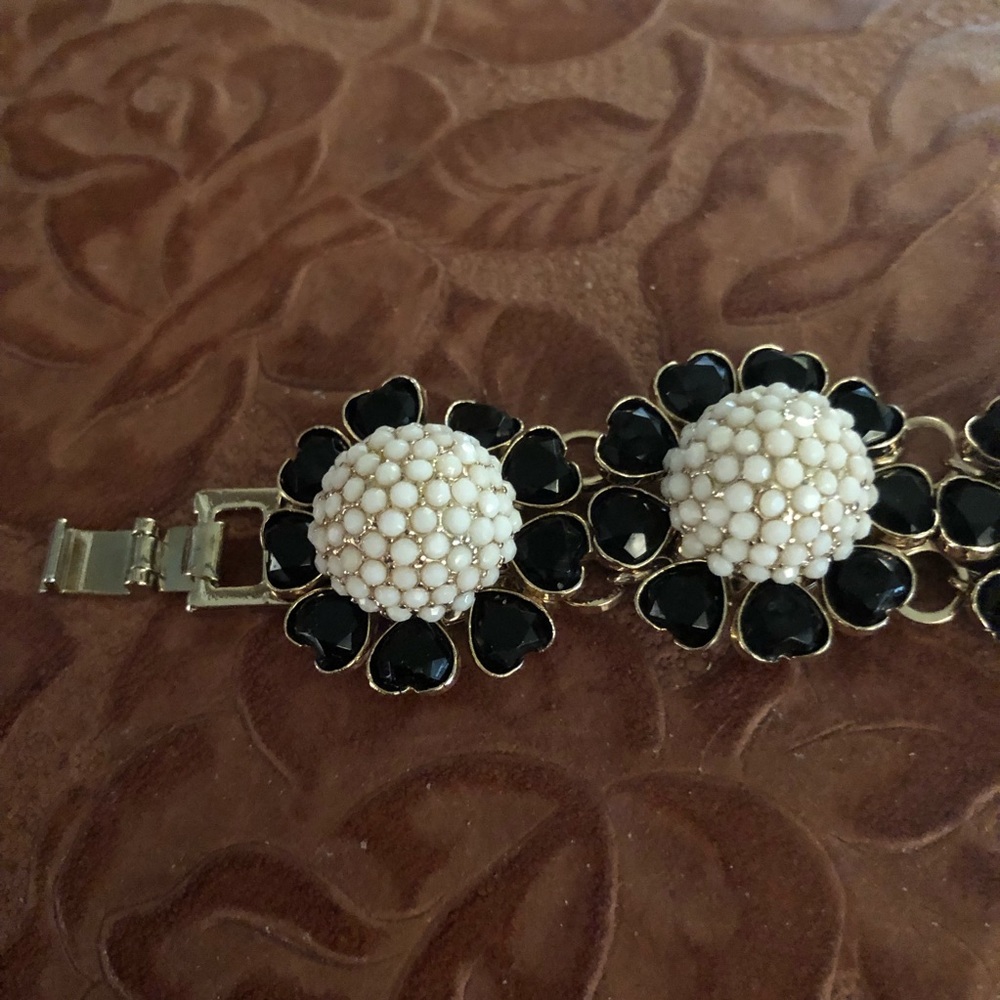 Heart shaped tiny stones and Beads Flower Bracelet